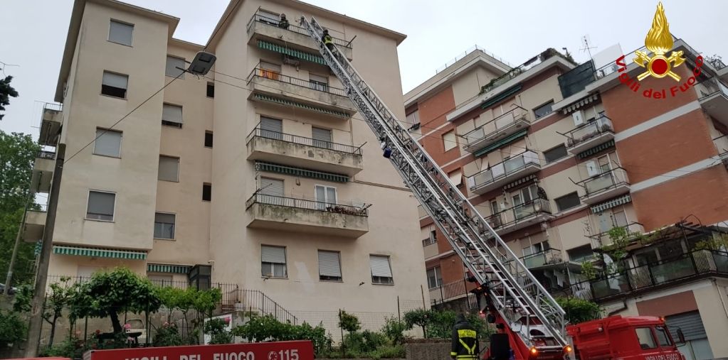 Ancona, le abbondanti piogge causano danni ad uno stabile