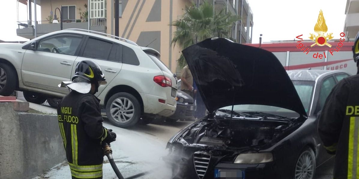 Catanzaro, incendio autovettura a Davoli