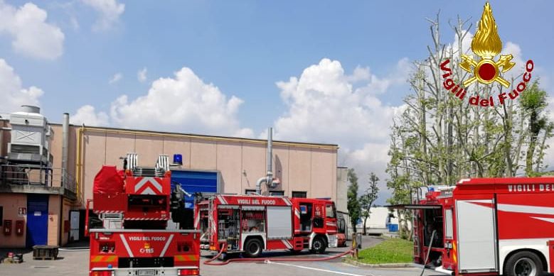 Lecco, incendio in azienda di Sirone