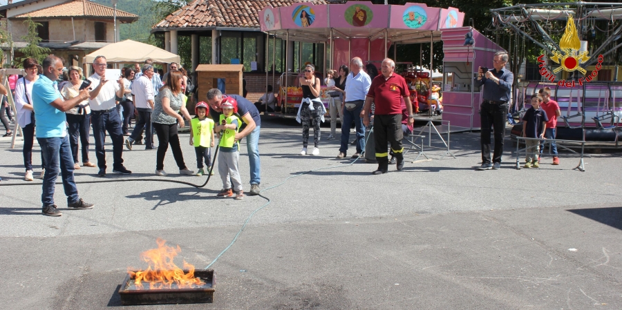 L'Aquila, manifestazione di Pompieropoli a Marana di Montereale