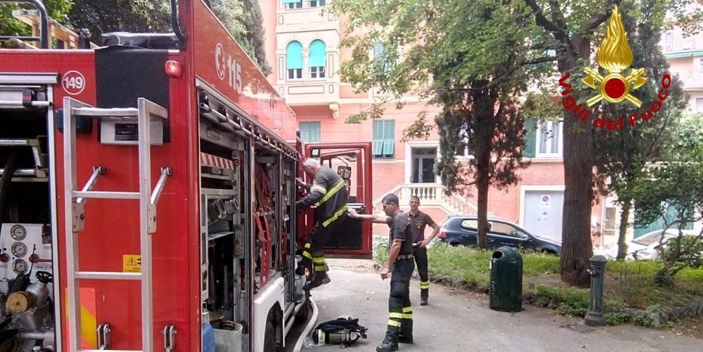 Genova, incendio coinvolge ex piscine comunali di Pegli
