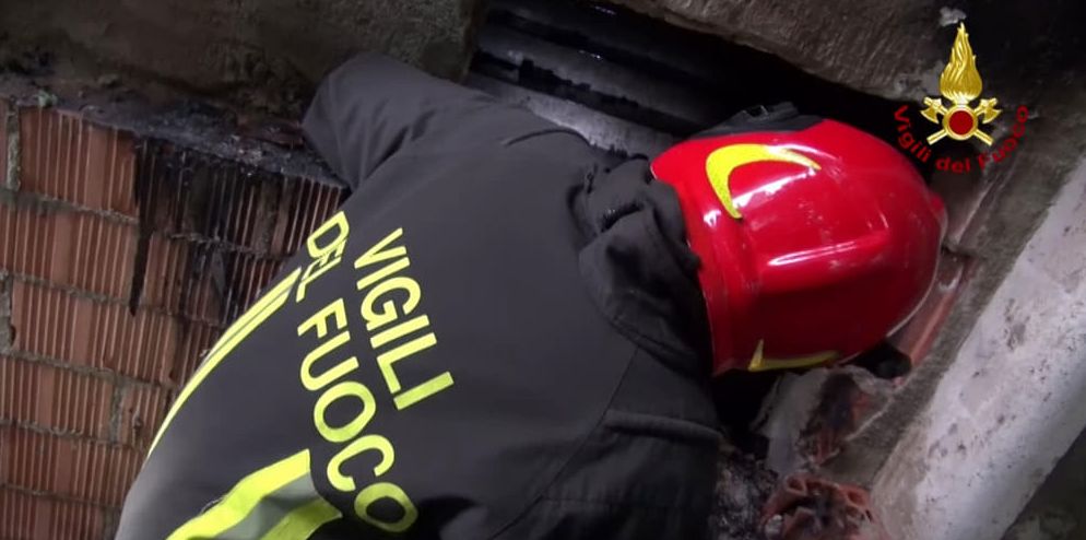 Bologna, incendio in un fabbricato dismesso nei pressi dello scalo S. Donato