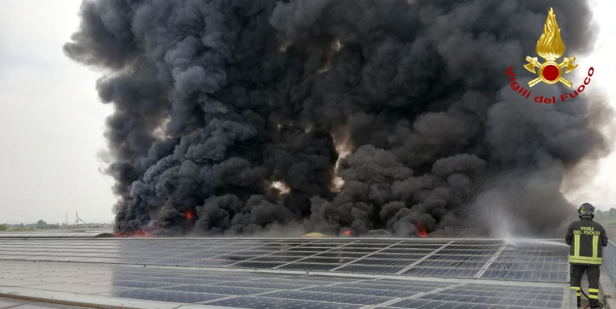 Padova, incendio all'impianto fotovoltaico di un'azienda nel comune di Limena