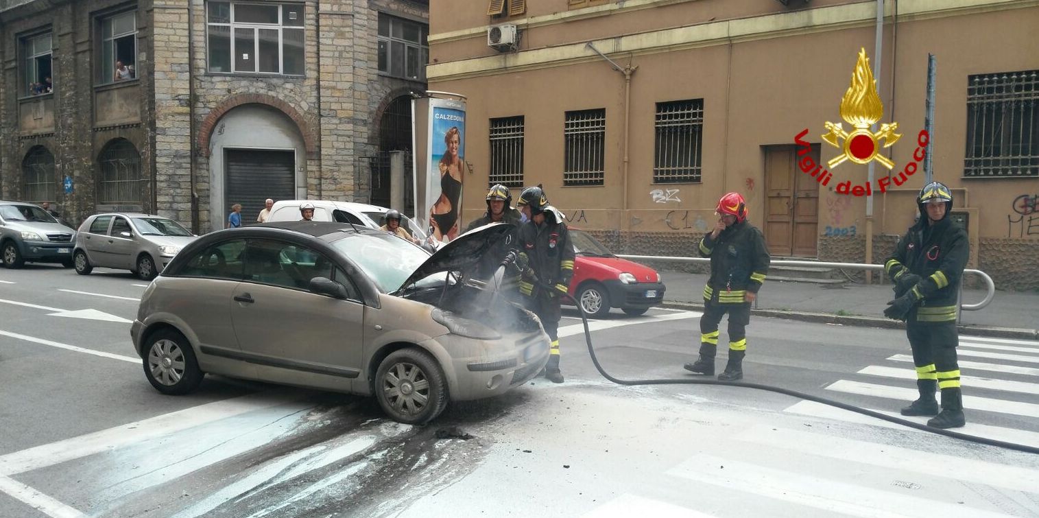 Genova, incendio auto in centro città