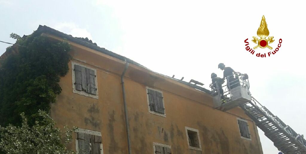 Verona, parziale crollo di un tetto abitazione a Costermano