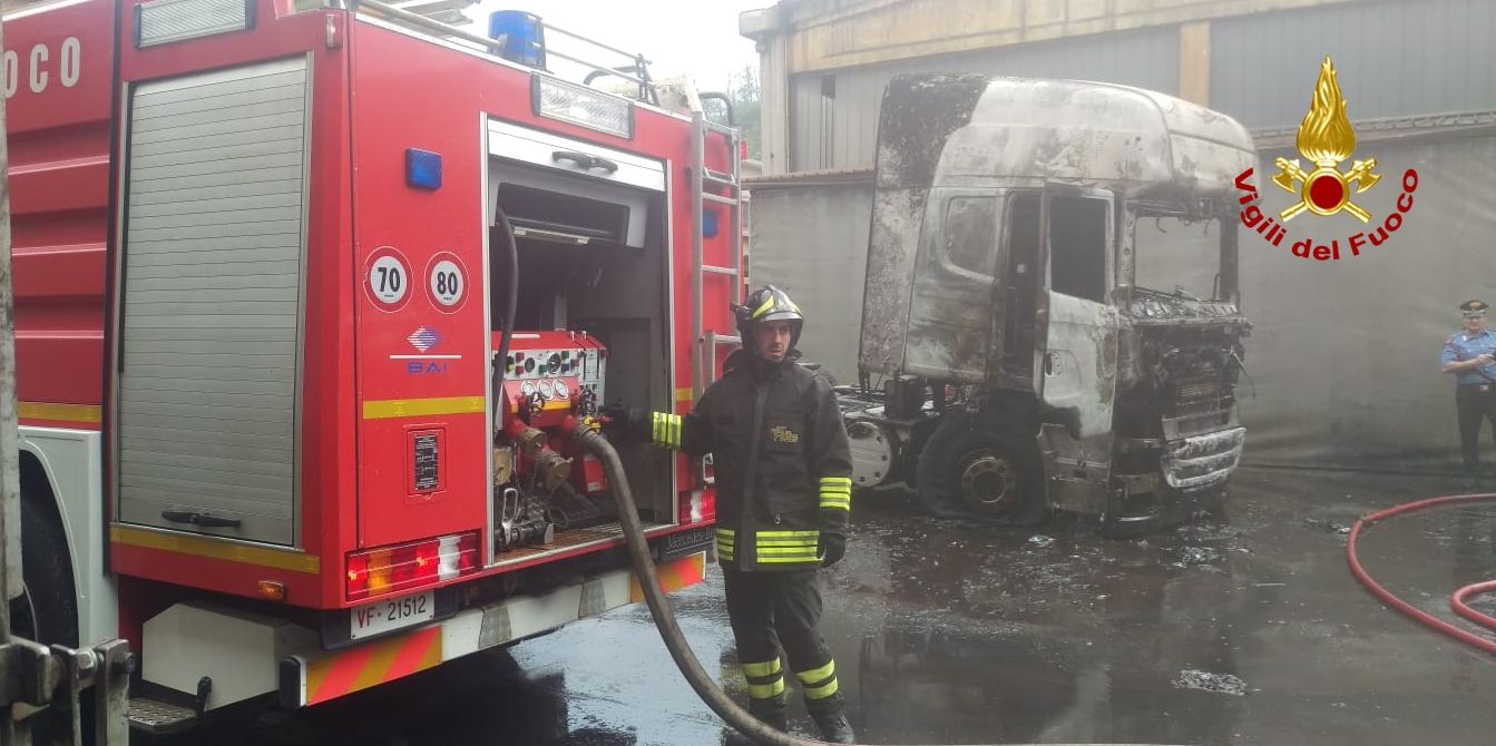 Savona, incendio camion ad Altare