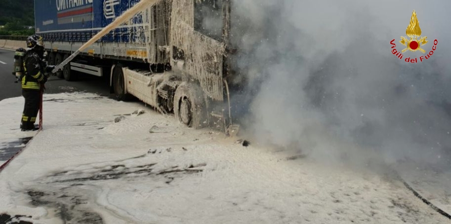 Genova, incendio camion sulla "A.26"