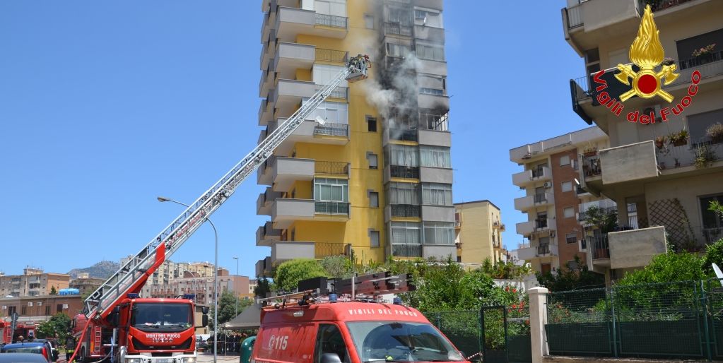 Palermo, incendio abitazione al primo piano di uno stabile