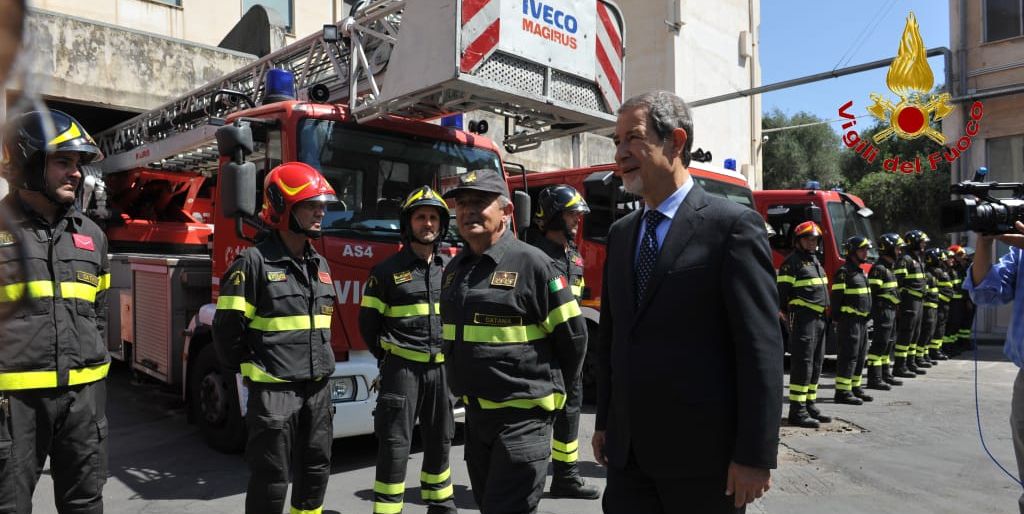 Catania, Il Presidente della Regione, Nello Musumeci in visita al Comando dei Vigili del Fuoco