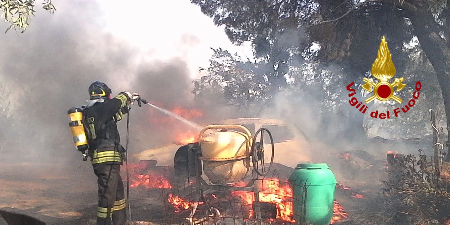 Catania, incendio in un campo nel comune di S. Maria di Licodia