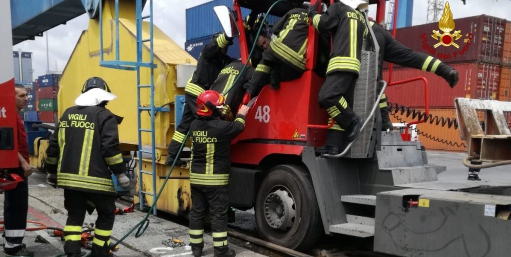 Genova, intervento dei Vigili del Fuoco in area Porto a Calata Sanità