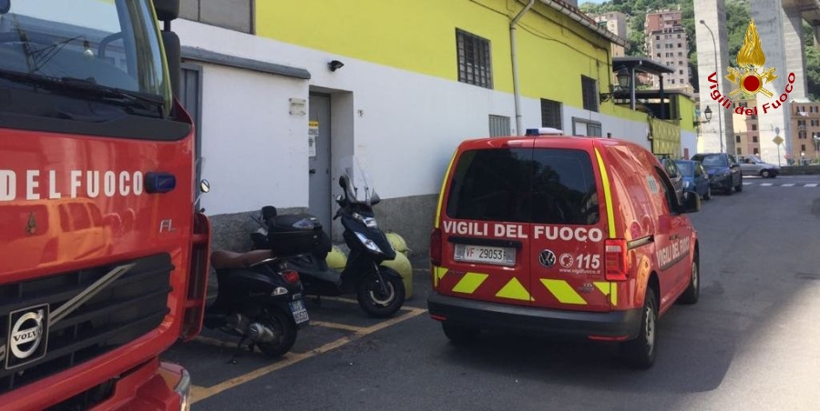 Genova, incendio all'interno di un cassone contenente materiale da riciclo