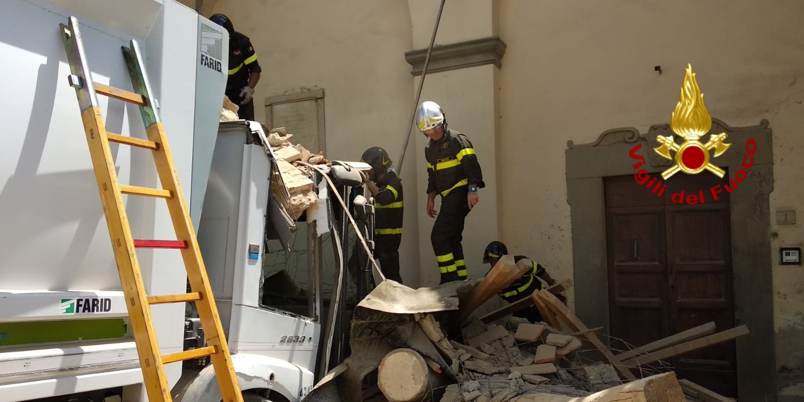 Prato, camion addetto alla raccolta rifiuti abbatte portico della chiesa di Carmignano