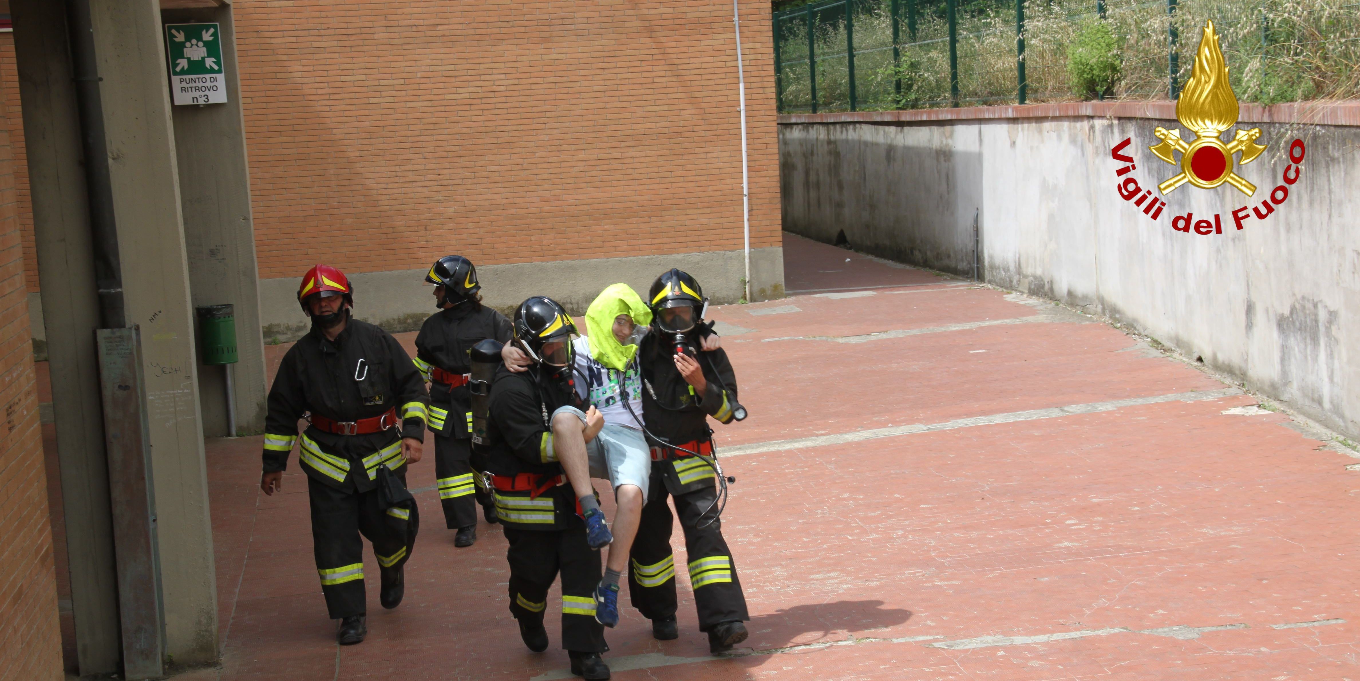 Prato, esercitazione di evacuazione di un plesso scolastico per incendio