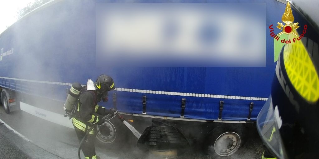 Ancona, incendio autoarticolato nel comune di Jesi