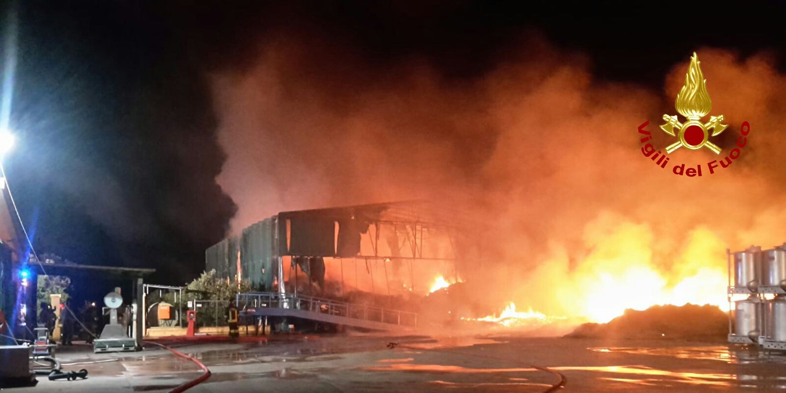 Livorno, incendio in un oleificio di Cecina