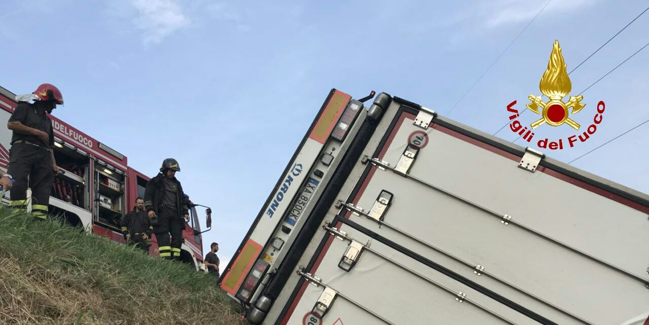 Brescia, incidente stradale con ribaltamento mezzo pesante su "A.4"altezza Castenedolo