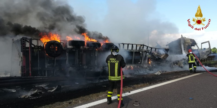 Reggio Emilia, incendio tir sulla "A.22" direzione Nord