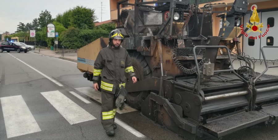 Varese, in fiamme un'asfaltatrice ad Olgiate Olona