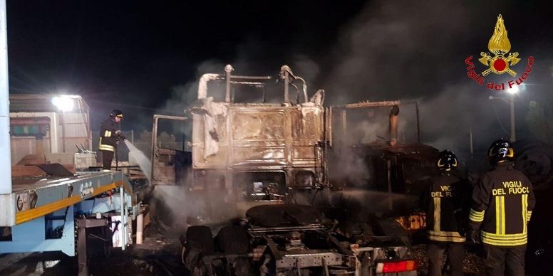 Crotone, incendio parco automezzi in località Margherita