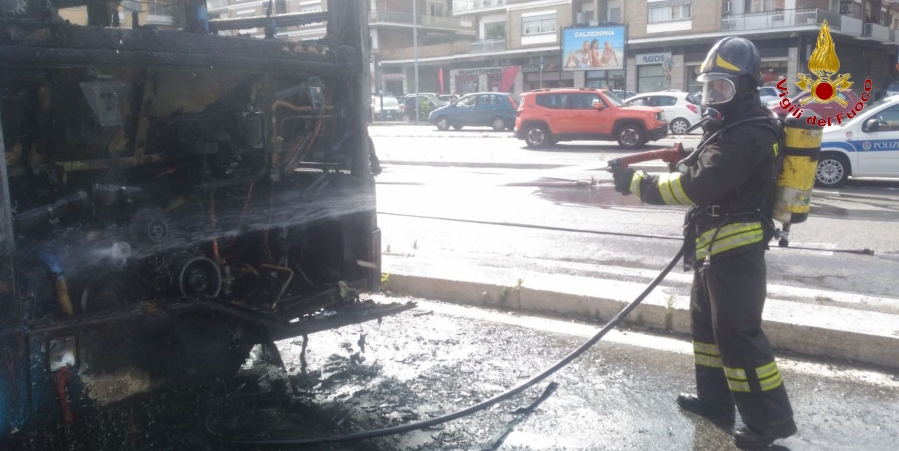 Roma, in fiamme un autobus delle linee urbane