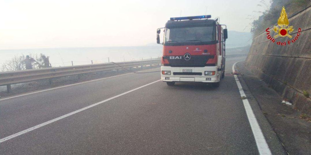 Vibo Valentia, in fiamme autoarticolato che trasportava rotoballe di fieno