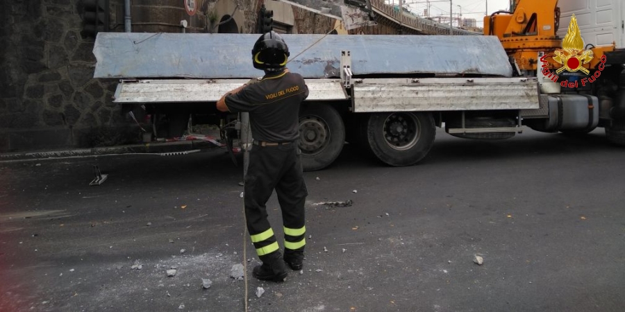 Genova, autoarticolato contro il ponte della ferrovia