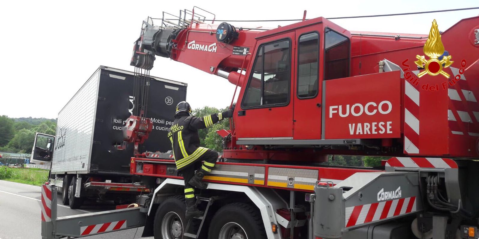 Varese, recupero autoarticolato finito fuori strada lungo la "SP.1"