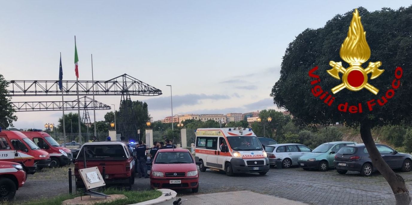Roma, persona nel Tevere a Ponte Testaccio salvata dai Vigili del Fuoco