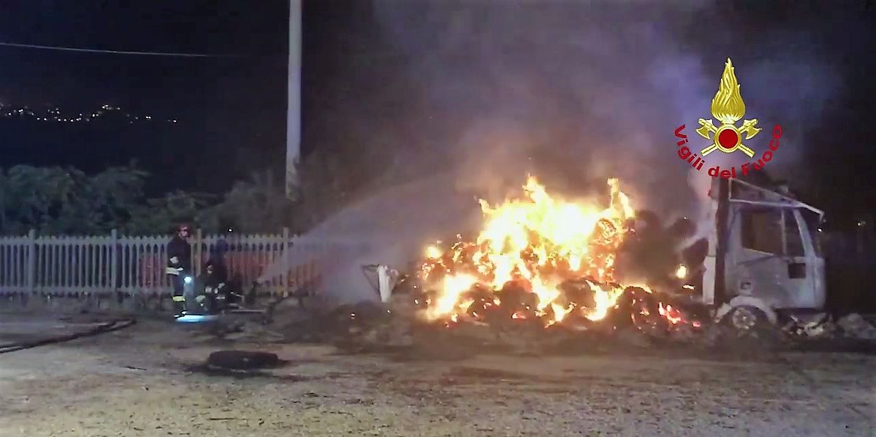 Palermo, in fiamme un camion carico di balle di fieno