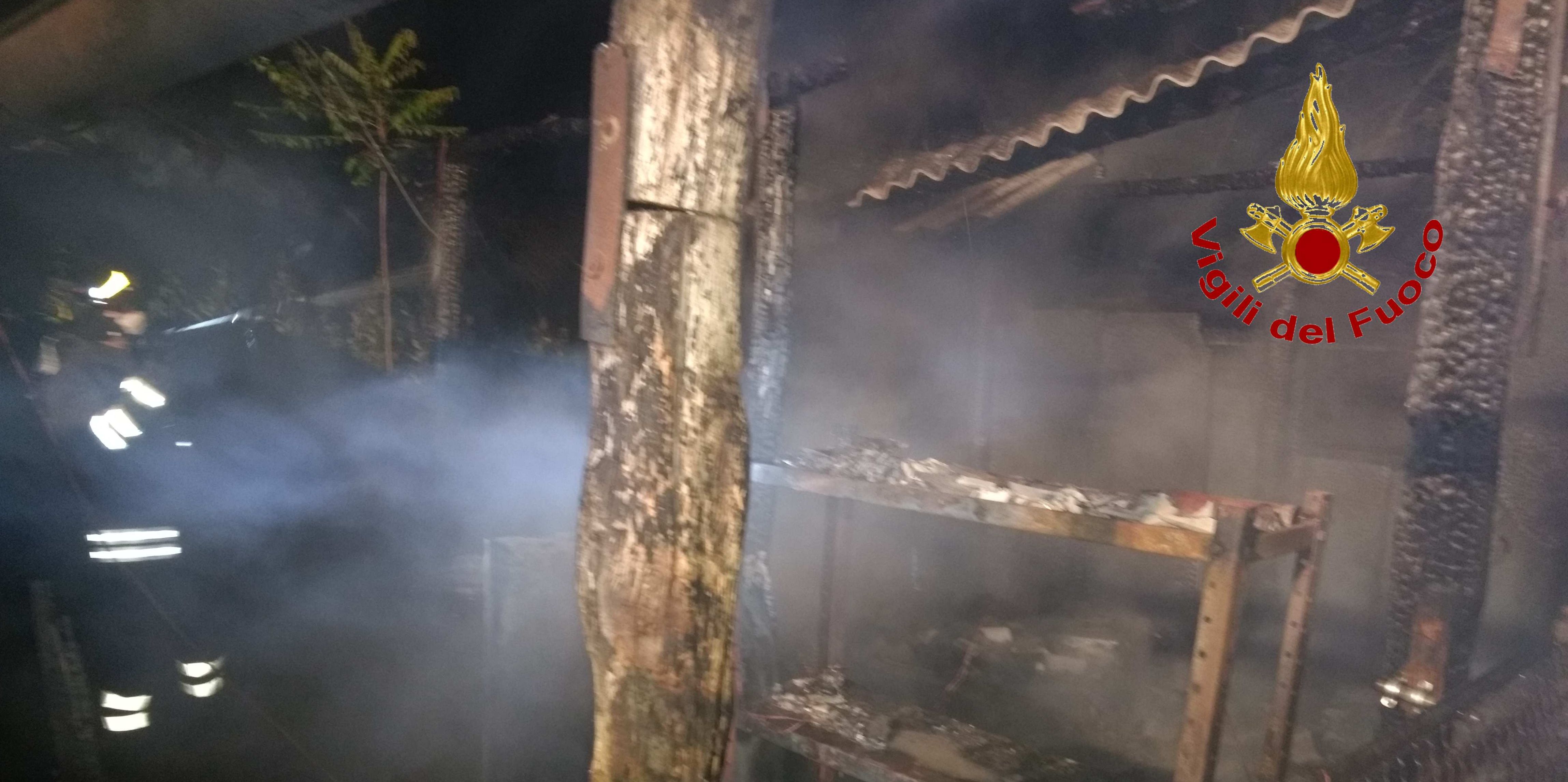 Macerata, incendio capanno agricolo a Tolentino