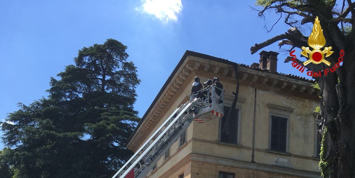 Varese, rimosse parti pericolanti da un edificio di Induno Olona