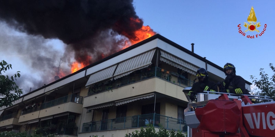 Milano, incendio palazzina ad Arese, 30 famiglie evacuate