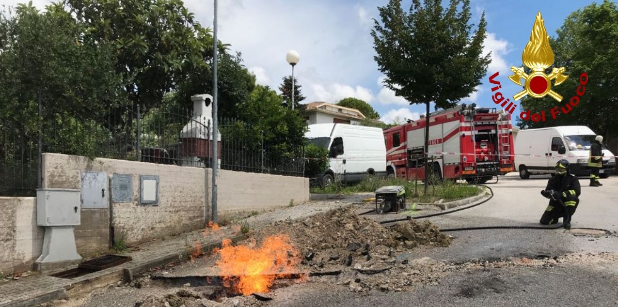Ancona, in fiamme condotta del gas