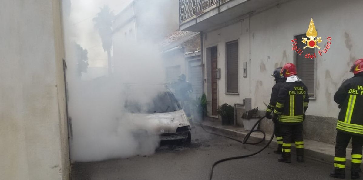 Catanzaro, incendio autovettura nel comune di Staletti