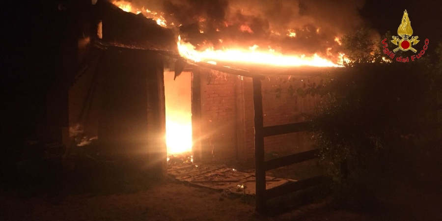 Venezia, in fiamme due casoni lagunari nel comune di Sottomarina di Chioggia