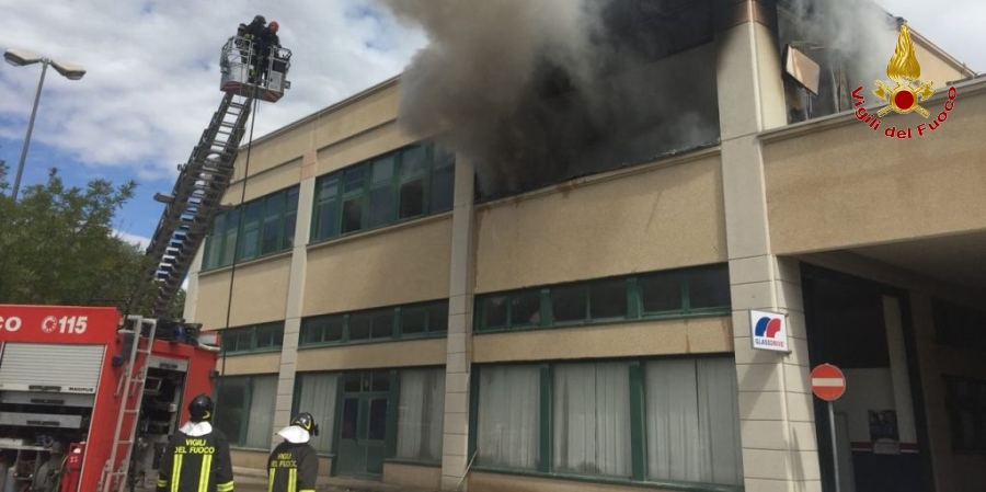 Ancona, incendio magazzino di materiale tessile