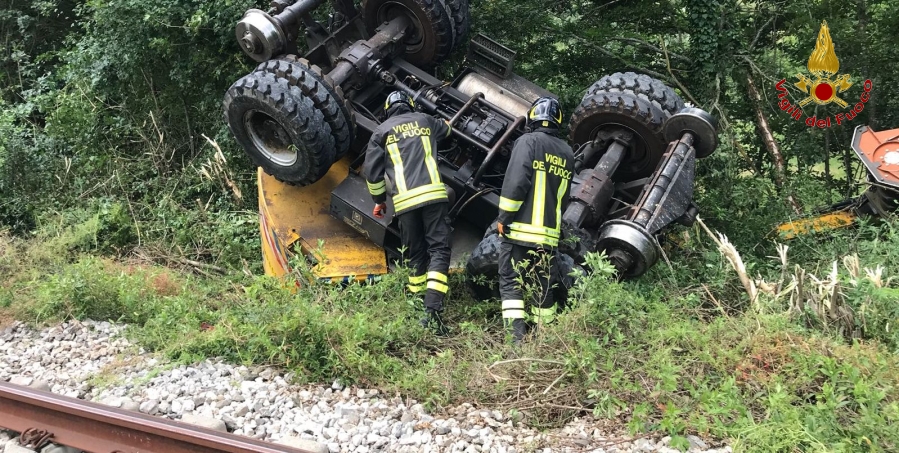 Isernia, un mezzo d'opera si ribalta sulla linea ferroviaria Carpinone - Sulmona