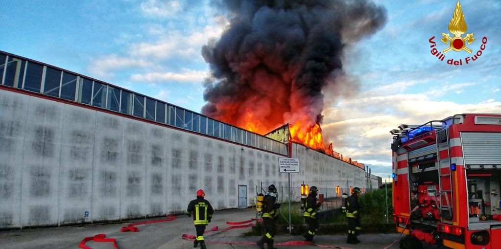 Pordenone, incendio mobilificio a Prata
