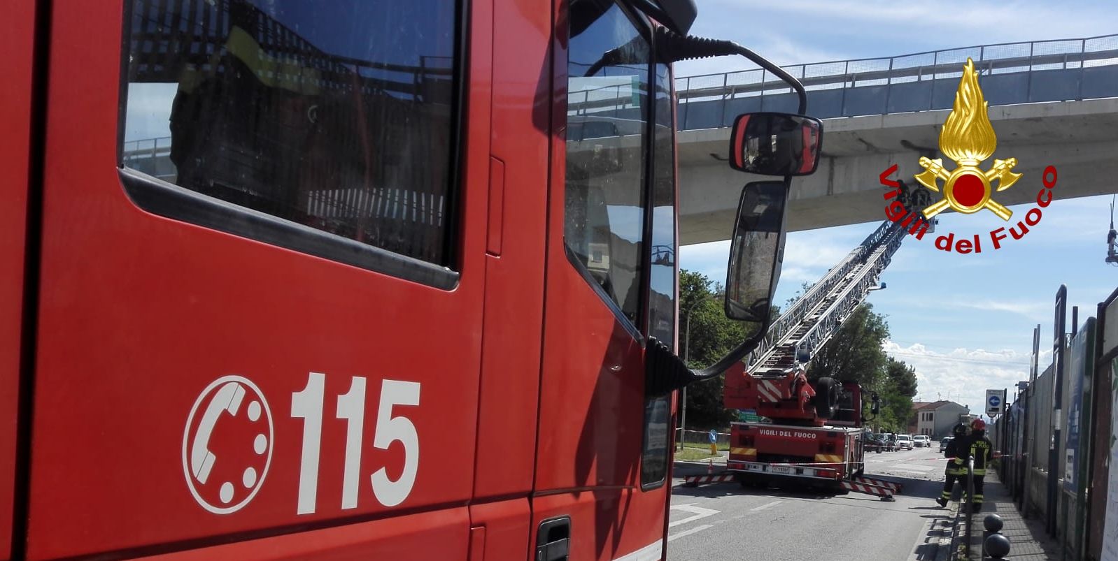 Ancona, rimozione parti pericolanti su di un ponte a Falconara Marittima