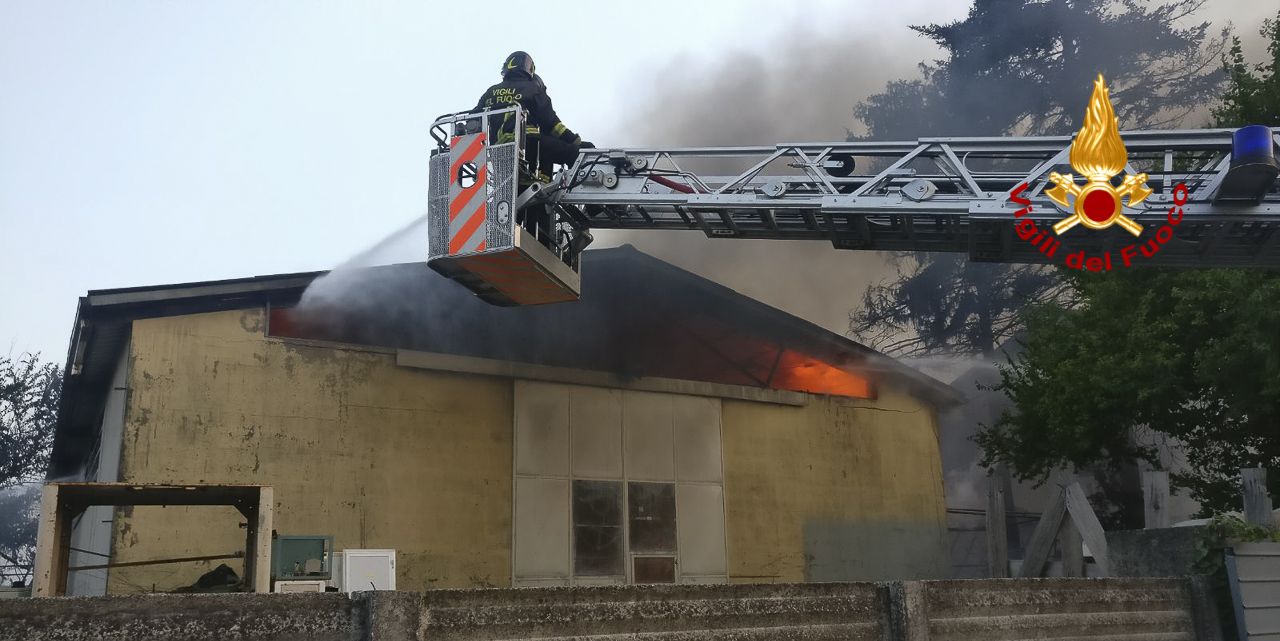 Bologna, incendio capannone industriale con annessa abitazione