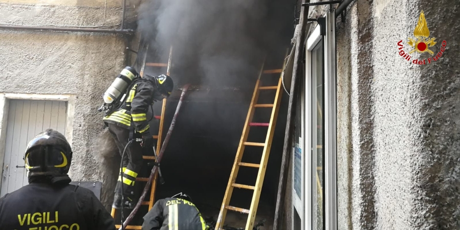 Genova, incendio magazzino a Sestri Ponente