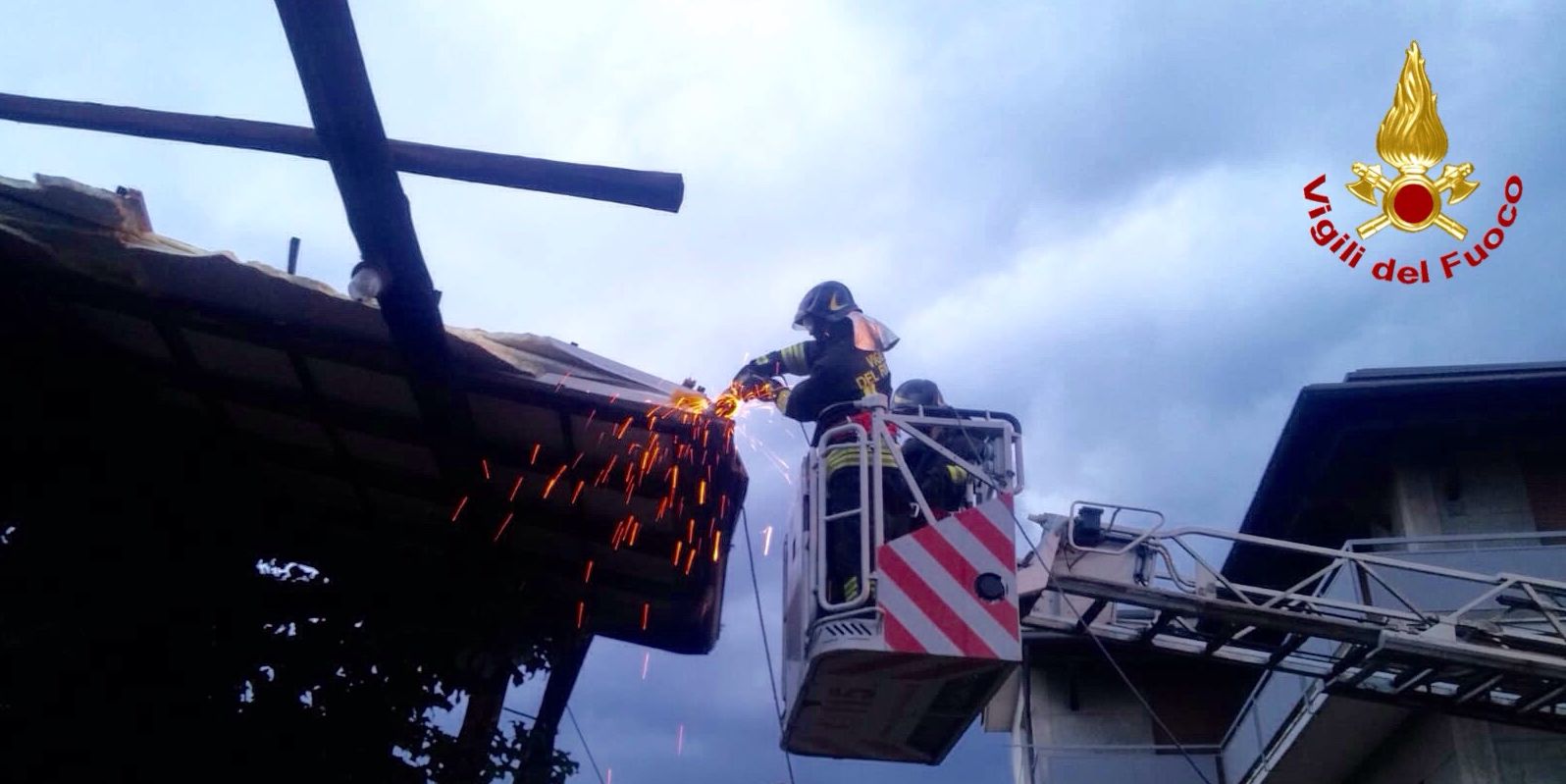 Varese, rimosse parti pericolanti di una tettoia in lamiera nel comune di Uboldo