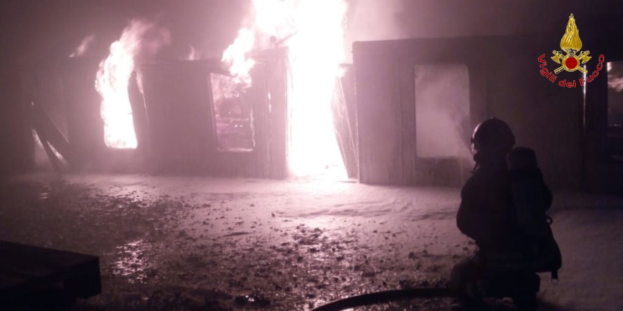 Modena, incendio all'interno di un'azienda per la lavorazione del legno a Finale Emilia