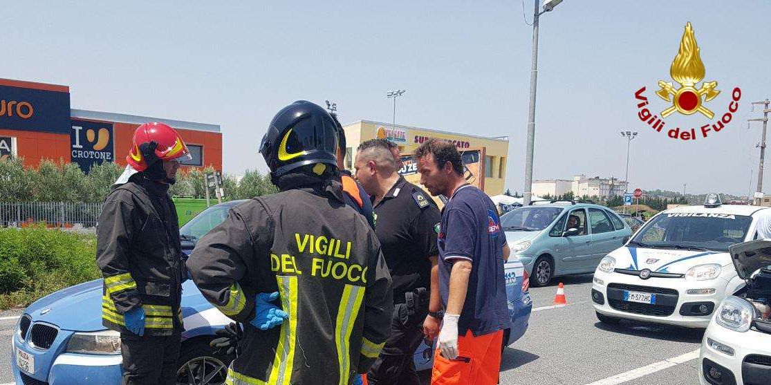 Crotone, incidente stradale lungo il tracciato della "SS.106"