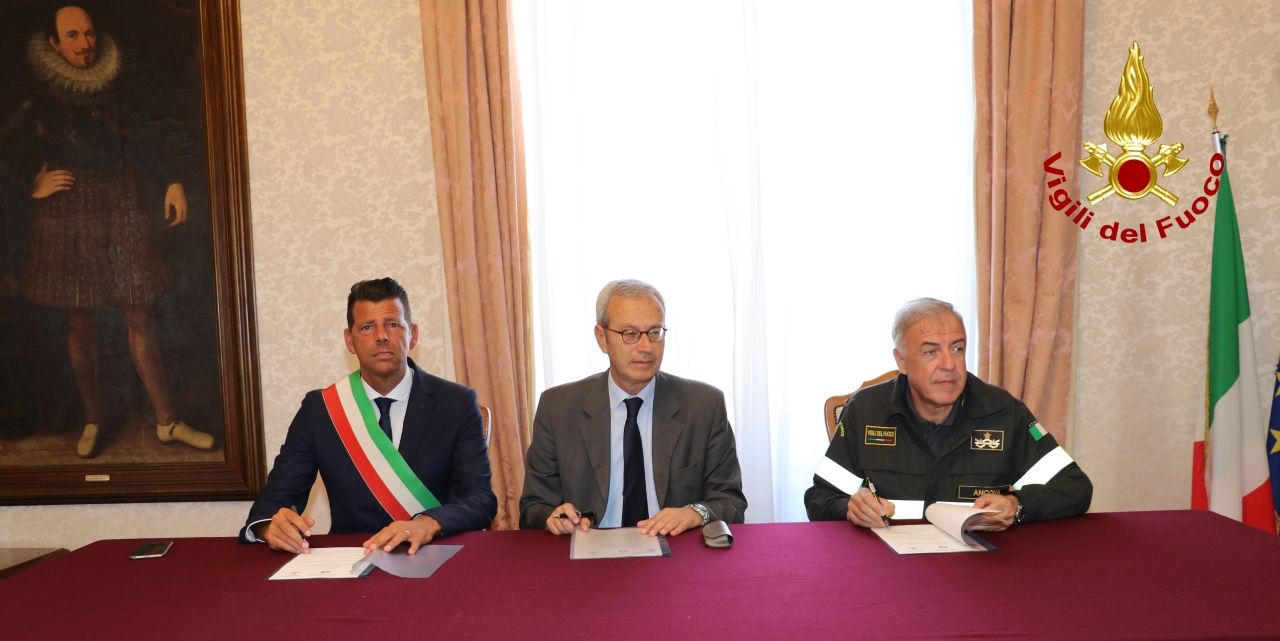 Ancona, firmata la convenzione per istituire un presidio acquatico dei Vigili del Fuoco sul litorale di Senigallia