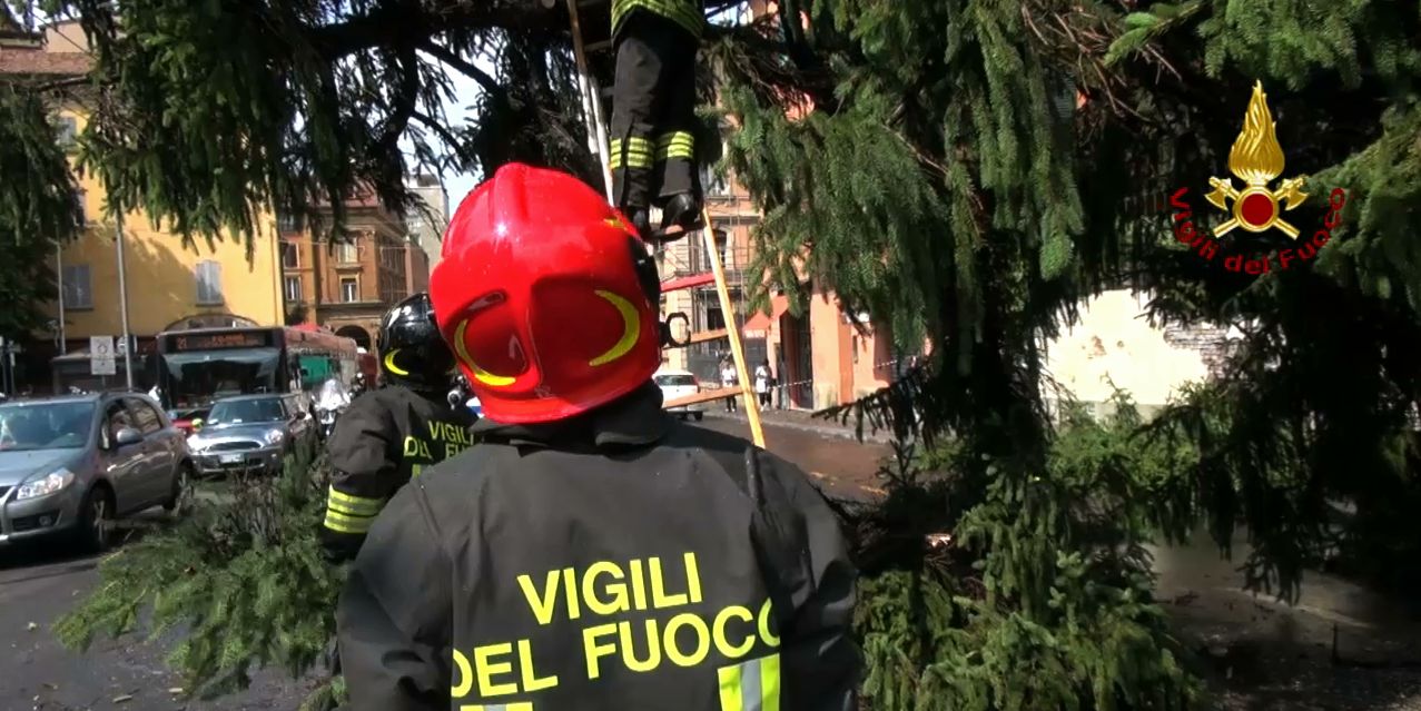 Bologna, violento nubifragio si é abbattuto sulla città
