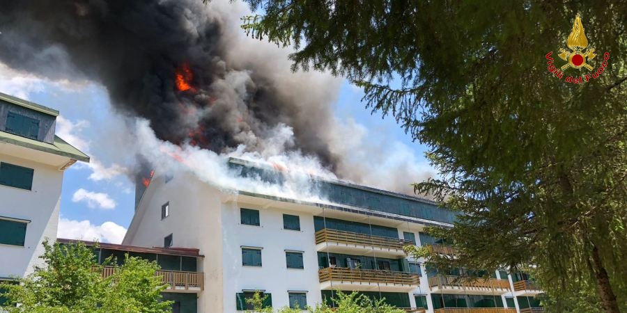 L'Aquila, a fuoco il tetto di un albergo a Pescasseroli