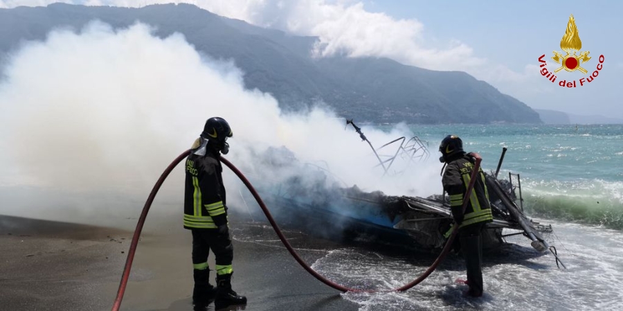 Napoli, incendio barca nelle acque antistanti Castellammare di Stabia