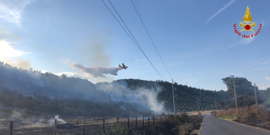 Roma, incendio sterpaglie nel territorio di Campagnano Romano